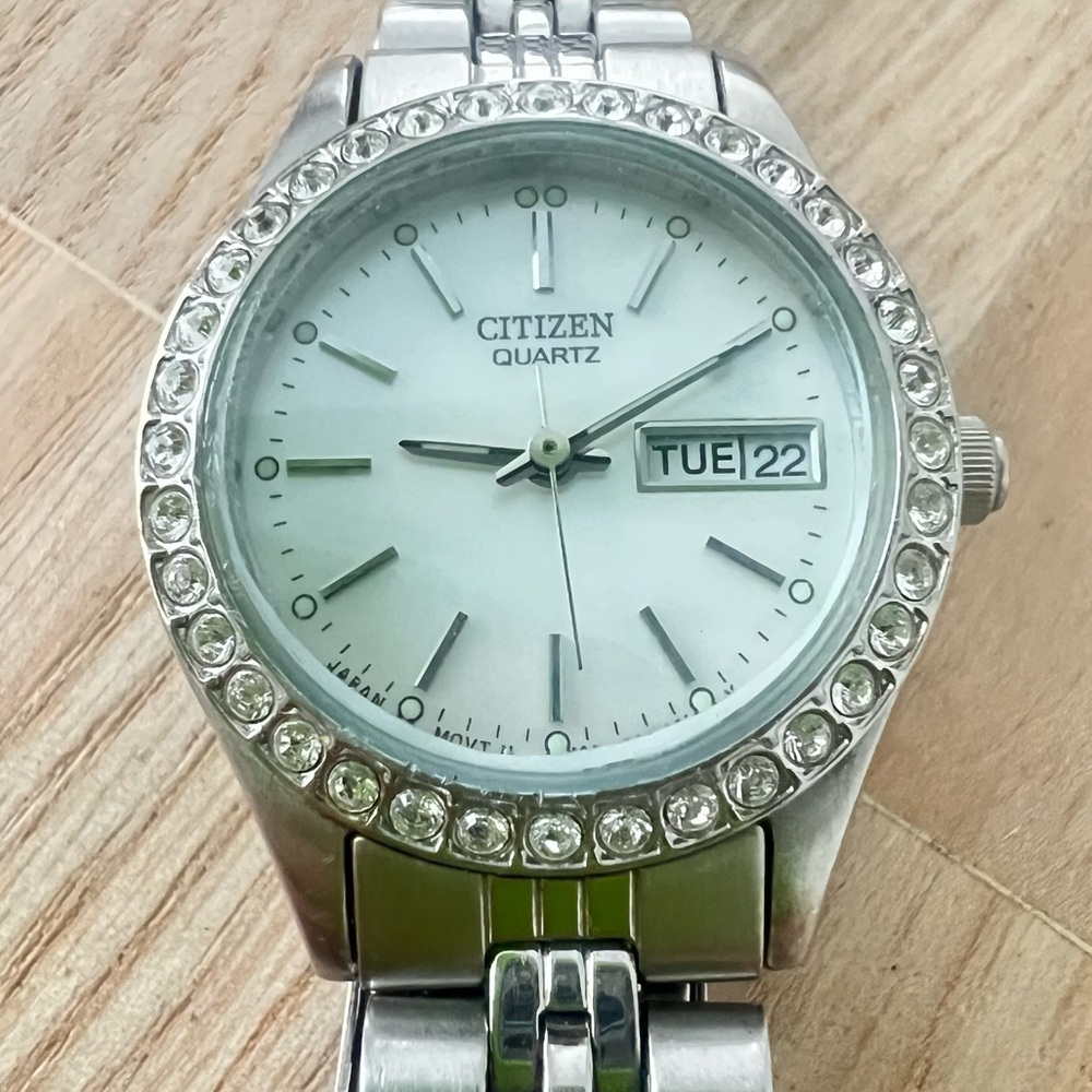 Citizen Quartz ladies silver tone crystal accented watch NEW BATTERY